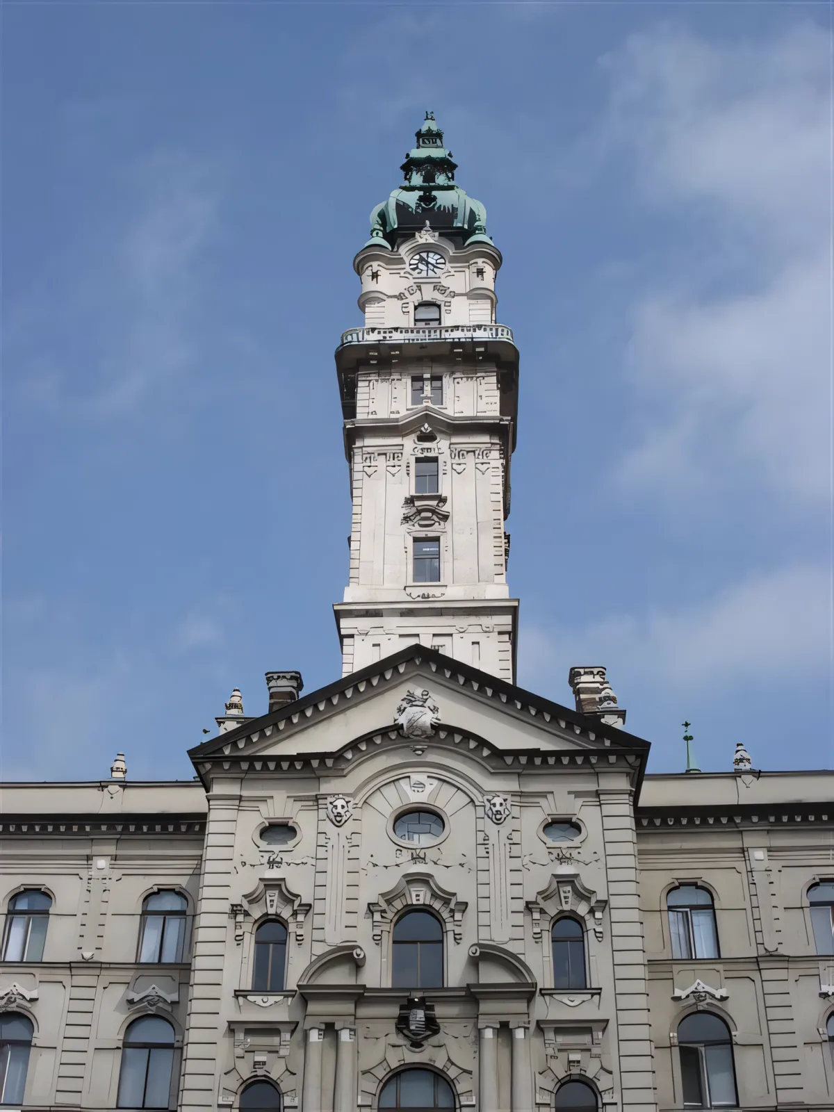 Amikor egy város új hangot kapott: A győri városháza órája és harangjátéka