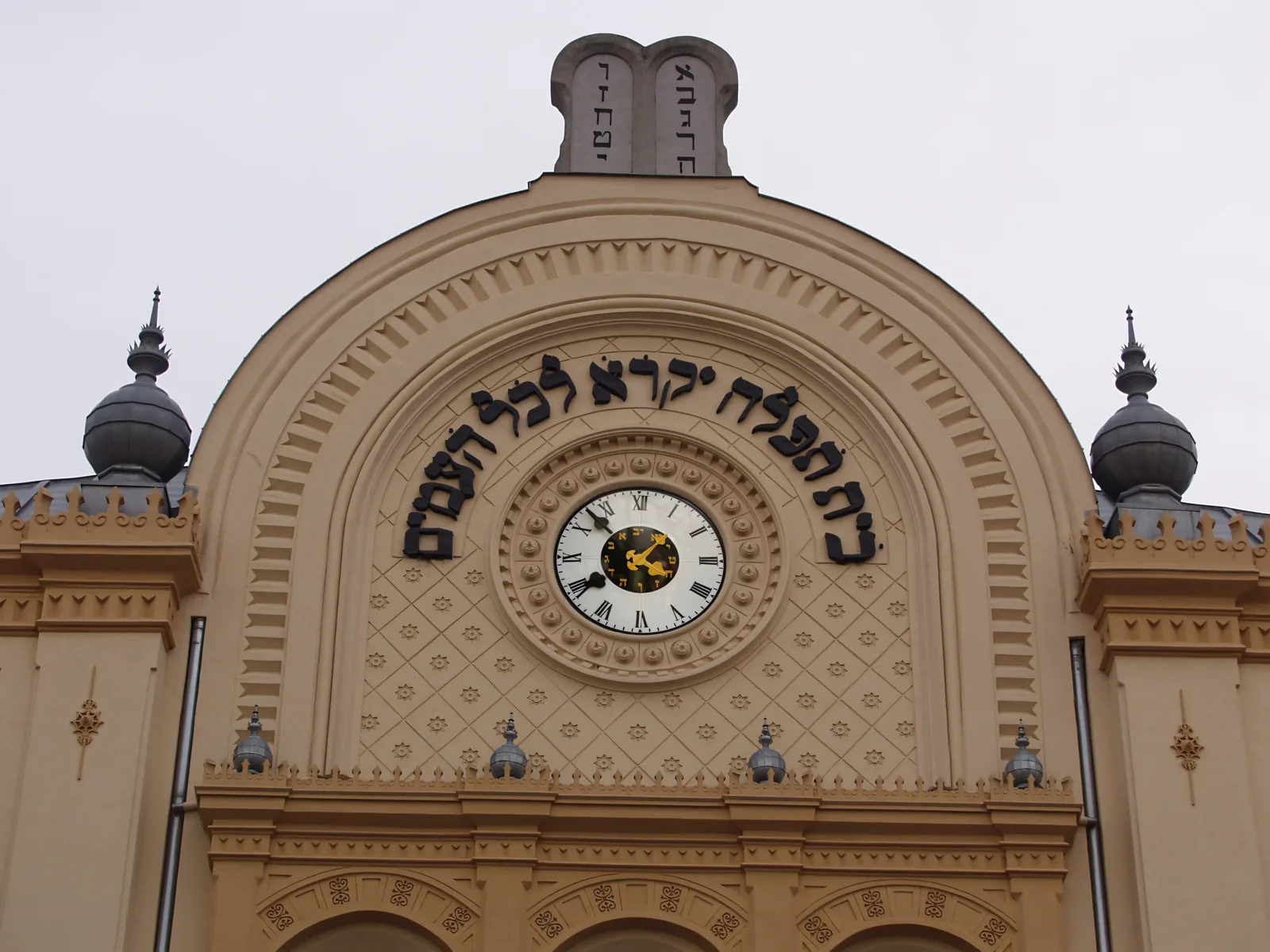 Két idő, két világ egy számlapon: A pécsi zsinagóga órája